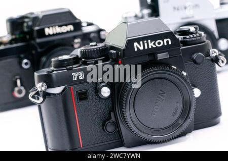 Das ikonische Nikon F3 Kameragehäuse, flankiert von den Nikon F und F2 Classics, eine Hommage an das dauerhafte Erbe von Nikons Kameraentwicklung. Stockfoto