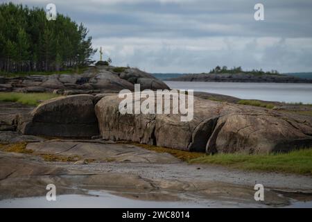 Ein riesiges Gesicht wird durch Erosion aus Stein geschnitten, die Küste des Weißen Meeres, Russland Stockfoto