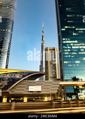 Blick auf den Burj Khalifa von der Sheikh Zayed Road in Dubai Stockfoto