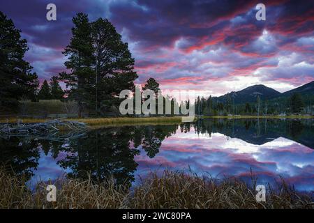 Wunderschöner Sonnenaufgang am Sprague Lake im Rocky Mountain National Forest, Colorado Stockfoto