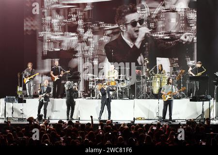 Anaheim, USA. Januar 2024. The 1975: Adam Hann, George Daniel, Matty Healy und Ross MacDonald Credit: Imagespace/Alamy Live News Stockfoto