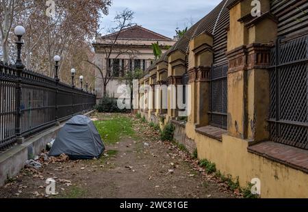 Das Zelt eines Obdachlosen befindet sich auf der Rückseite des ehemaligen Mineralmuseums im Ciutadella-Park von Barcelona. 1.384 Obdachlose und 114 Zelte sind die Zahlen aus dem jüngsten Bericht über die Zahl der Obdachlosen, die auf Straßen und Parks schlafen. Am 13. Dezember veröffentlichte die Arrels Foundation in Barcelona, die sich auf die Unterstützung und Führung von Menschen spezialisiert hat, die auf den Straßen der Stadt leben, einen Bericht über Obdachlose. Stockfoto