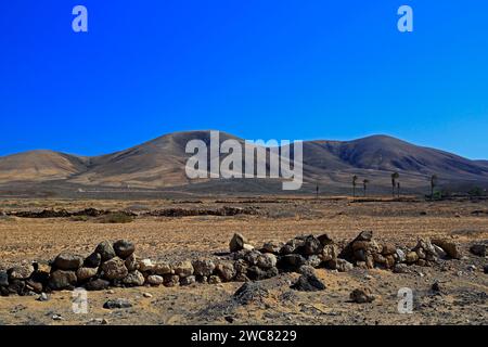 Dramatische Wüstenlandschaft und Berge von El Cotillo, Fuerteventura, November 2023 Stockfoto