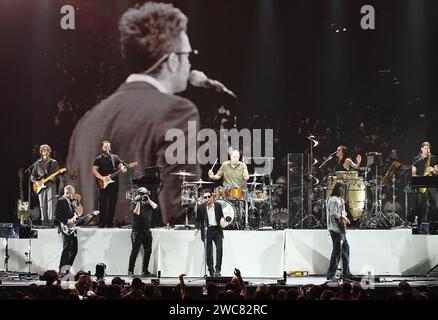 Anaheim, USA. Januar 2024. The 1975 - Adam Hann, George Daniel, Matty Healy und Ross MacDonald/SIPA USA Credit: SIPA USA/Alamy Live News Stockfoto