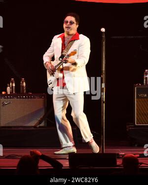 Anaheim, USA. Januar 2024. Lovelytheband – Mitchy Collins tritt am 13. Januar 2024 auf der Bühne des iHeartRadio Alter EGO 2024 im Honda Center in Anaheim, Kalifornien, auf. Foto: C Flanigan/imageSPACE/SIPA USA Credit: SIPA USA/Alamy Live News Stockfoto