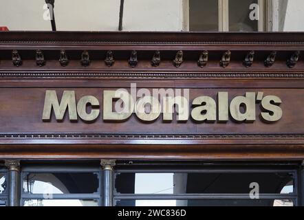 TURIN, ITALIEN - CA. AUGUST 2021: McDonald's Restaurant Storefront Stockfoto