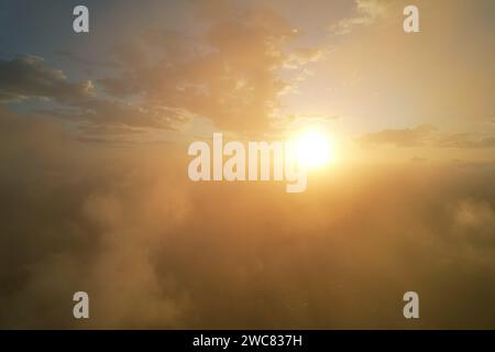 Sonnenschein durch nebelige Wolken Hintergrund der Drohne Stockfoto