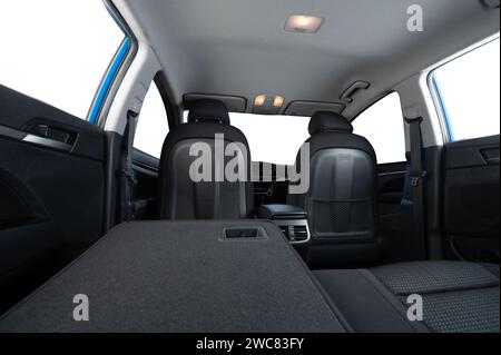 Öffnen Sie den Autositz auf der Rückseite für zusätzlichen Platz im Kofferraum mit isolierten Fenstern Stockfoto