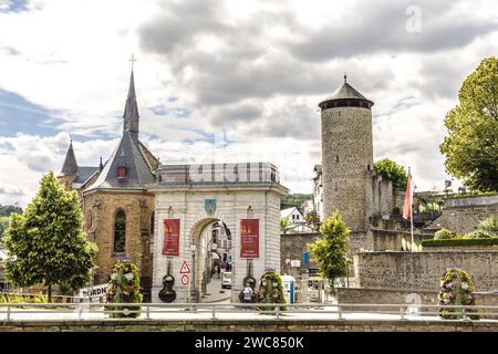 WEILBURG, DEUTSCHLAND - 28.06.2023: Stadttor, Terrassen des Schlossparks Weilburg vom König-Konrad-Platz in Lahntal, Hessen Stockfoto