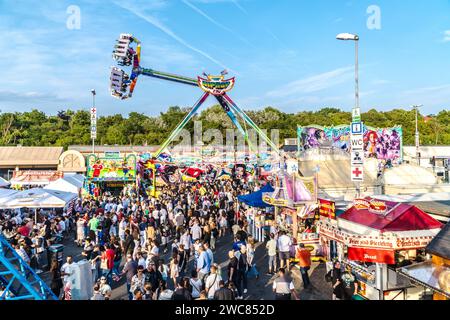 WIESBADEN, HESSEN, DEUTSCHLAND - 07-03-2023- HIP HOP Joy Ride Attraktion im Vergnügungspark beim German American Friendship Festival in Wiesbaden. Stockfoto