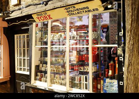 Pride of York ist ein Geschäft in den Shambles der Stadt York, das Souvenirs an Touristen verkauft. Stockfoto