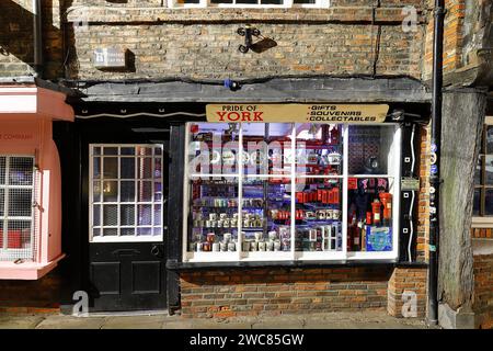 Pride of York ist ein Geschäft in den Shambles der Stadt York, das Souvenirs an Touristen verkauft. Stockfoto