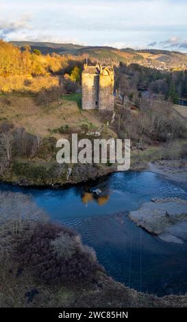 Aus der Vogelperspektive von Neidpath Castle am Ufer des Flusses Tweed in Peebles, Schottland, Großbritannien. Stockfoto