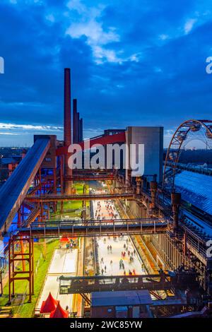 Die Eisbahn auf der Kokerei Zollverein, Welterbe Zeche Zollverein, NRW, Deutschland, Eisbahn Zollverein *** die Eisbahn im Kokerei Zollverein, Kohlebergwerk Zollverein, NRW, Deutschland, Eisbahn Zollverein Stockfoto