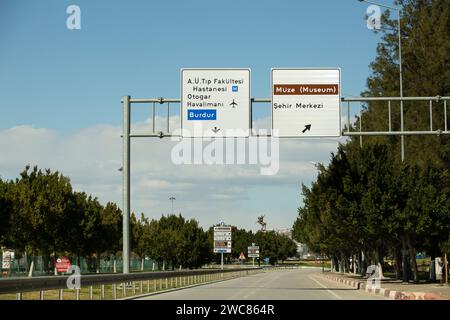 Antalya/Türkei - 03.11.2020: Straßenschilder in der Türkei Stockfoto