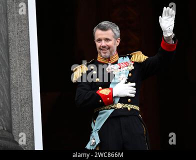 KOPENHAGEN, DÄNEMARK 20240114 König Frederik X winkt vom Balkon des Schlosses Christiansborg in Kopenhagen. Am Sonntag übernahm König Friedrich X. den Thron von Königin Margrethe II. Der Thronwechsel wurde von Premierminister Mette Fredrikssen auf dem Balkon der Burg Christiansborg ausgerufen. Foto: Johan Nilsson/TT/Code 50090 Credit: TT News Agency/Alamy Live News Stockfoto