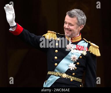 KOPENHAGEN, DÄNEMARK 20240114 König Frederik X winkt vom Balkon des Schlosses Christiansborg in Kopenhagen. Am Sonntag übernahm König Friedrich X. die Th Stockfoto