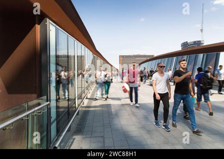 Westfield Stratford City Bridge und das Stratford Shoal von Studio Egret West vor dem Stratford Shopping Centre Stockfoto