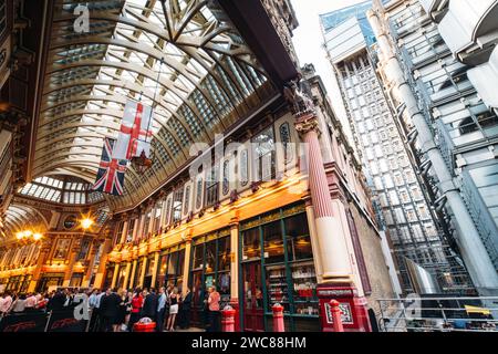 Der Leadenhall Market ist ein überdachter Markt in London, England, der sich an der Gracechurch Street befindet Stockfoto