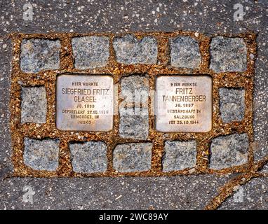 Salzburg, AT – 7. Juni 2023 Landschaftsansicht von zwei Stolpersteins oder „Stolpersteins“, eine Messingplatte mit der Inschrift des Namens und der Lebensdaten der Opfer Stockfoto