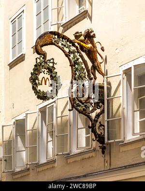 Salzburg, AT – 7. Juni 2023 Nahaufnahme des schmiedeeisernen Gildenschildes von McDonalds an der Getreidegasse, einer geschäftigen Einkaufsstraße in der historischen Altstadt Stockfoto