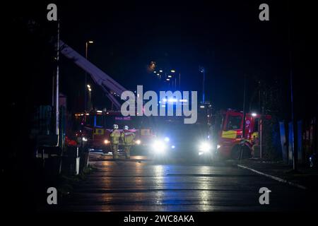 Newport, Großbritannien. Januar 2024. Feuerwehrmänner kämpfen am 14. Januar 2024 um das Feuer auf dem Wern Industrial Estate in Rogerstone in Wales. Dieses Bild darf nur für redaktionelle Zwecke verwendet werden. Nur redaktionelle Verwendung. Quelle: Ashley Crowden/Alamy Live News Stockfoto