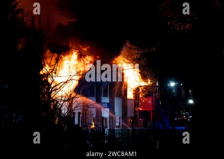 Newport, Großbritannien. Januar 2024. Feuerwehrmänner kämpfen am 14. Januar 2024 um das Feuer auf dem Wern Industrial Estate in Rogerstone in Wales. Dieses Bild darf nur für redaktionelle Zwecke verwendet werden. Nur redaktionelle Verwendung. Quelle: Ashley Crowden/Alamy Live News Stockfoto