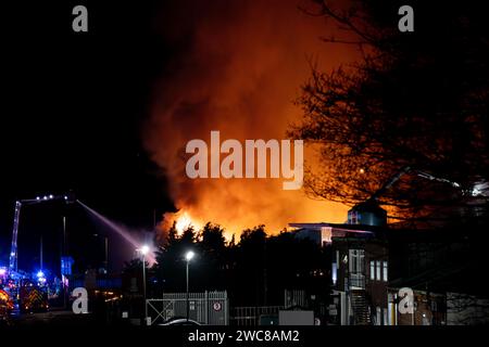 Newport, Großbritannien. Januar 2024. Feuerwehrmänner kämpfen am 14. Januar 2024 um das Feuer auf dem Wern Industrial Estate in Rogerstone in Wales. Dieses Bild darf nur für redaktionelle Zwecke verwendet werden. Nur redaktionelle Verwendung. Quelle: Ashley Crowden/Alamy Live News Stockfoto