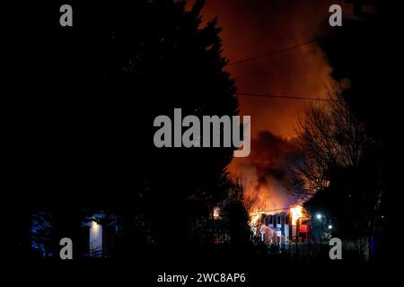 Newport, Großbritannien. Januar 2024. Feuerwehrmänner kämpfen am 14. Januar 2024 um das Feuer auf dem Wern Industrial Estate in Rogerstone in Wales. Dieses Bild darf nur für redaktionelle Zwecke verwendet werden. Nur redaktionelle Verwendung. Quelle: Ashley Crowden/Alamy Live News Stockfoto