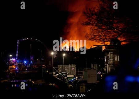 Newport, Großbritannien. Januar 2024. Feuerwehrmänner kämpfen am 14. Januar 2024 um das Feuer auf dem Wern Industrial Estate in Rogerstone in Wales. Dieses Bild darf nur für redaktionelle Zwecke verwendet werden. Nur redaktionelle Verwendung. Quelle: Ashley Crowden/Alamy Live News Stockfoto