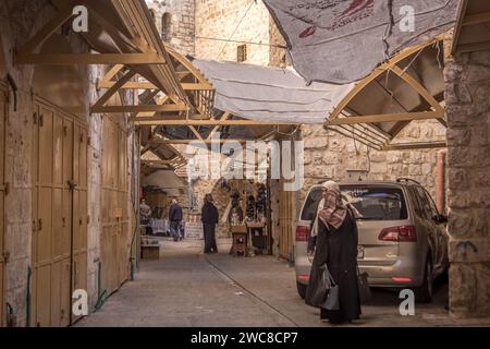 Die Menschen auf den Straßen Hebrons mit den geschlossenen Geschäften des alten Basars, in Westjordanland, Palästina. Stockfoto