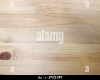 Vintage-Möbel aus recyceltem Holz verleihen der Inneneinrichtung einen umweltfreundlichen Touch. Stockfoto