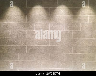 Innenraum mit gemauerter Wand, Vintage-Holzboden und vier Scheinwerfern für ein Retro-Ambiente. Stockfoto