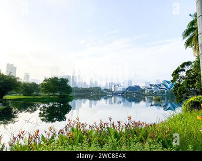 Taman Tasik Titiwangsa ist ein beliebtes Reiseziel für Einheimische und Touristen und bietet einen ruhigen Rückzugsort inmitten der lebhaften Straßen von Kuala Lumpur. Stockfoto