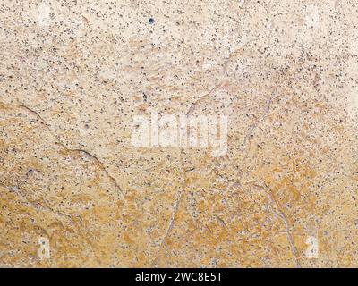 Dunkle Betonstruktur mit zerknittertem Papierhintergrund Stockfoto