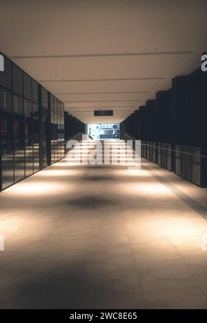 Vorderansicht des Bürokorridors mit warmer Beleuchtung Stockfoto
