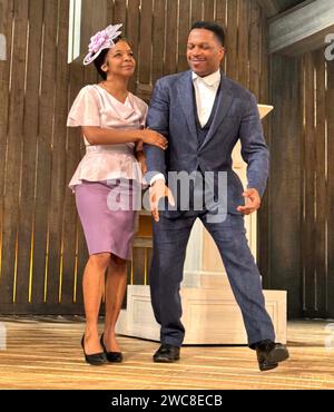 14. Januar 2024, New York, New York, USA: Schauspieler KARA YOUNG und LESLIE ODOM, JR. Beim Vorhang für das Broadway-Stück â€˜Purlie Victoriousâ€™ im Music Box Theater. (Kreditbild: © Nancy Kaszerman/ZUMA Press Wire) NUR REDAKTIONELLE VERWENDUNG! Nicht für kommerzielle ZWECKE! Stockfoto