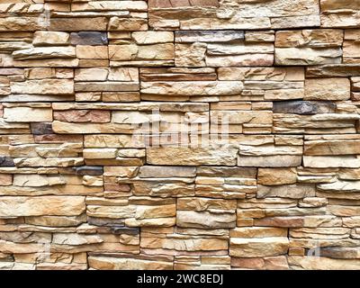 Graue Steinstruktur isoliert mit einem alten und verwitterten Aussehen. Stockfoto