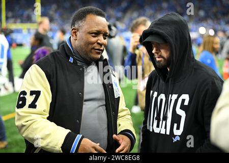 Detroit, USA. Januar 2024. DETROIT, MI - 14. JANUAR: Barry Sanders und Eminem sprechen vor dem Spiel zwischen Los Angeles Rams und Detroit Lions am 14. Januar 2024 im Ford Field in Detroit, MI (Foto: Allan Dranberg/CSM) Credit: CAL Sport Media/Alamy Live News Stockfoto