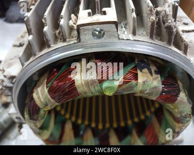 Überholung des Elektromotors, Motorüberholung, Reparatur des Elektromotors, Reparatur des Elektromotors, Wicklung, warnende Motorwicklung, Rotor, Motorstator, Motor Stockfoto