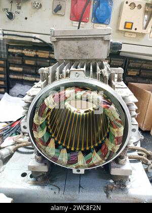 Überholung des Elektromotors, Motorüberholung, Reparatur des Elektromotors, Reparatur des Elektromotors, Wicklung, warnende Motorwicklung, Rotor, Motorstator, Motor Stockfoto