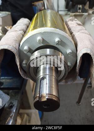 Überholung des Elektromotors, Motorüberholung, Reparatur des Elektromotors, Reparatur des Elektromotors, Wicklung, warnende Motorwicklung, Rotor, Motorstator, Motor Stockfoto