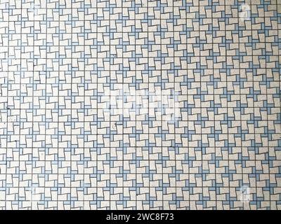 Eine unordentliche und zerknitterte Betonstruktur, die eine dynamische und strukturierte Oberfläche schafft Stockfoto