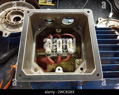Überholung des Elektromotors, Motorüberholung, Reparatur des Elektromotors, Reparatur des Elektromotors, Wicklung, warnende Motorwicklung, Rotor, Motorstator, Motor Stockfoto