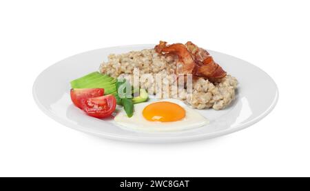 Köstliches gekochtes Haferbrei mit Spiegelei, Speck, Avocado und Tomaten isoliert auf weiß Stockfoto