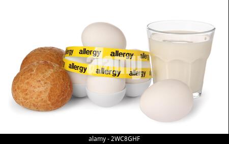 Verschiedene frische Produkte und Klebeband mit Wort Allergie isoliert auf weiß Stockfoto