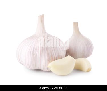 Köpfe von frischem Knoblauch und Zehen isoliert auf weiß Stockfoto