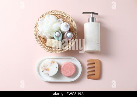 Badezimmerzubehör. Flache Komposition mit Körperpflegeprodukten auf rosa Hintergrund Stockfoto