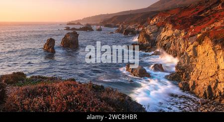 Sonnenuntergang am Soberanes Point im Garrapata State Park entlang der Küste von Big Sur Stockfoto