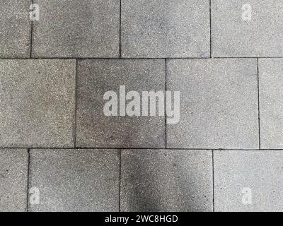 Die abstrakten Muster auf der rauen Wand schaffen eine visuell interessante Komposition. Stockfoto